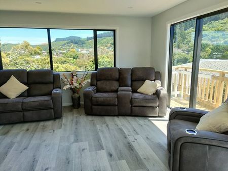 Modern 3-Bedroom Fully Furnished Home – Available - Photo 2