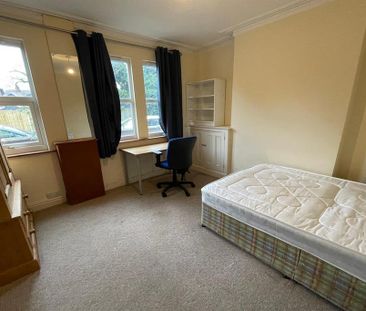 4 bedroom end of terrace house to rent - Photo 5