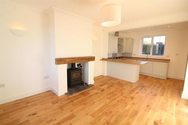2 bedroom end of terrace house to rent - Photo 1