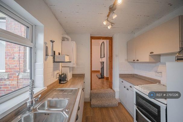 3 bedroom flat to rent - Photo 1