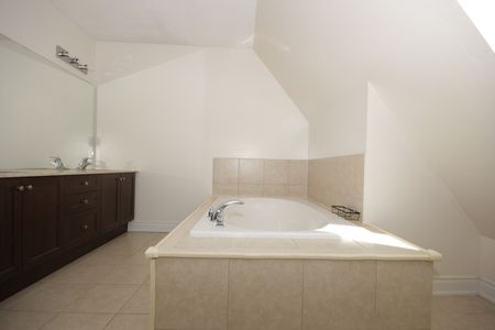 For Lease - 7 Slingsby Lane, Toronto, Ontario - Photo 2