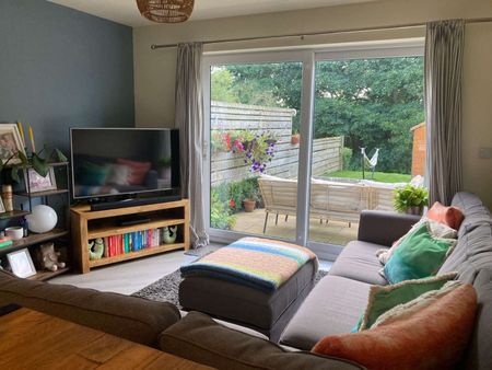 Beautifully presented, fully furnished three-bedroom townhouse enjoying a south-facing garden, peaceful streamside outlook, in sought-after village location with superb local amenities. - Photo 2