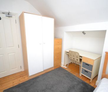 References Pending - 6 bed Detached House - Photo 6