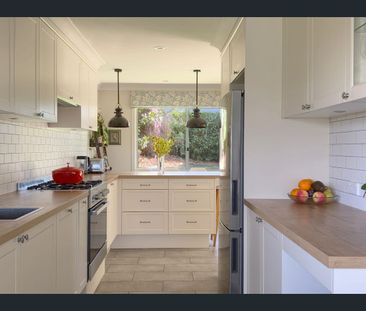 Beautifully Maintained 2-Bedroom Cottage with Treetop Views - Photo 6