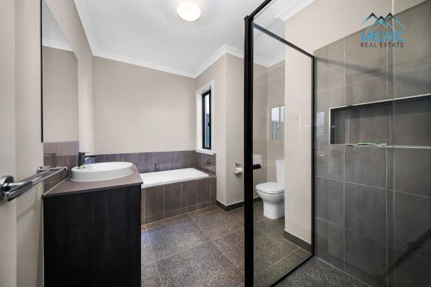 “Living in the Heart of Berwick !” - Photo 1