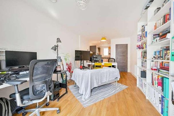 Leighfield Court, Acton, W3 - Photo 1