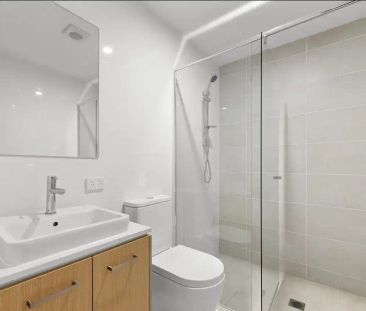“Stunning 4-Bedroom Duplex – Modern Luxury & Prime Location” - Photo 4