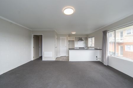 Charming 2-Bedroom Apartment in Hamilton - Photo 2