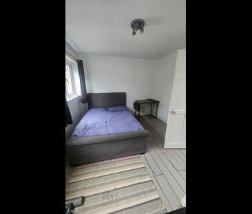 3 Bed Terraced House, Linstead Way, SW18 - Photo 5