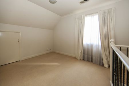 Spacious Family home in a sought after location - Photo 5