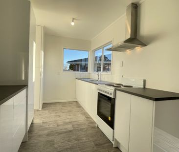 3 BEDROOM - FULLY RENOVATED - GARAGE - Photo 1