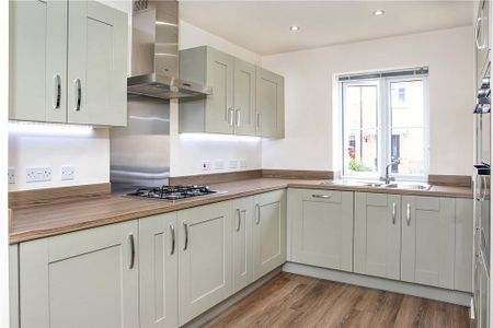 4 bedroom semi-detached house to rent - Photo 3