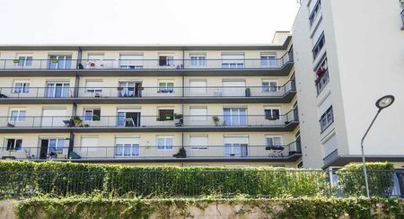 Appartement de type 5, au premier étage, dans résidence calme avec ascenseur,comprenant: un salon, un séjour, une cuisine, 3 chambres fermées, nombreux rangements, balcon. - Photo 4