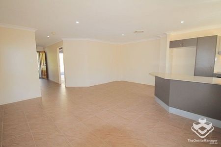 Ducted AC 3 bedroom townhouse - Photo 4