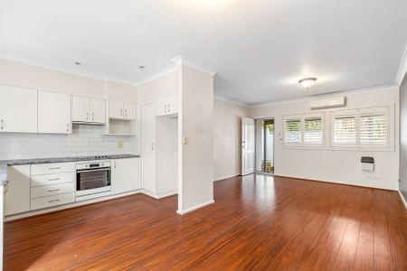 Stylish Townhouse - Photo 3