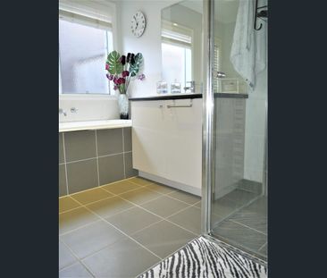 2 Crepe Myrtle Close, Melton West, Vic 3337 - Photo 3