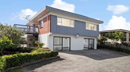 Five Bedrooms in Pakuranga Heights - Photo 5