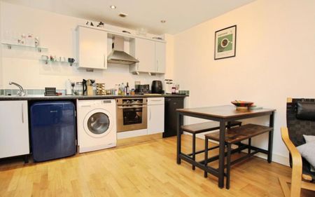 Stylish city centre furnished one bedroom apartment with private walkout balcony. - Photo 3