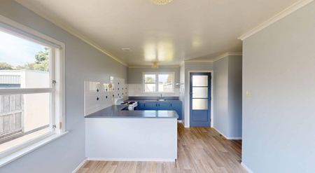 Springvale - 3 Bedrooms - Photo 3