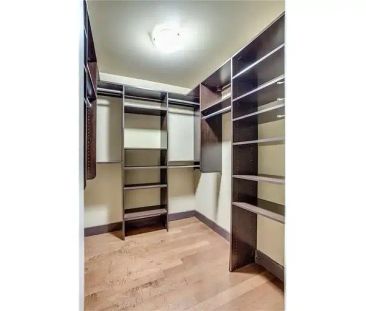 UNIQUE Spacious Living w/LARGE Walk in Closet in Quiet Established ... - Photo 1