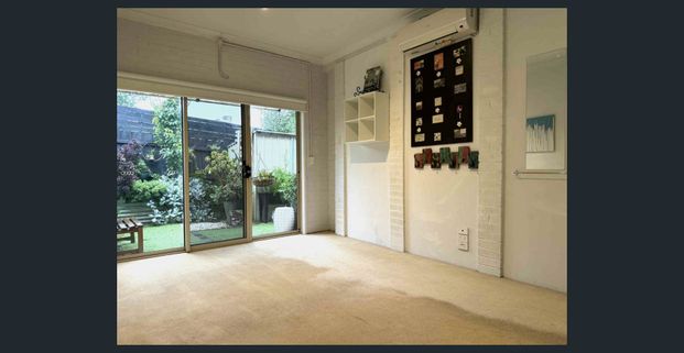 One bedroom boarding room with shared facilities in prime location! - Photo 1