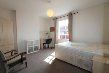 4 bedroom flat to rent - Photo 5