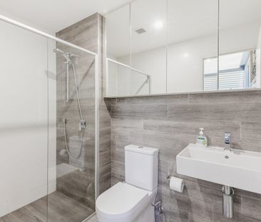 Conveniently located modern 2 bedroom apartment - Photo 4