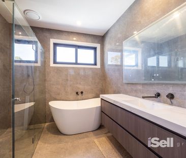 BRAND NEW LUXURY TOWNHOUSE WITH DUAL KITCHENS & MODERN FEATURES - Photo 6