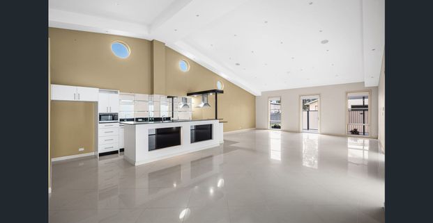 Stylish & Oversized 2-Bedroom Granny Flat – Private Luxury Living in Smithfield - Photo 1