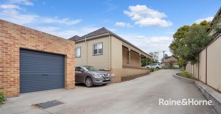 Charming Family Home - Photo 2