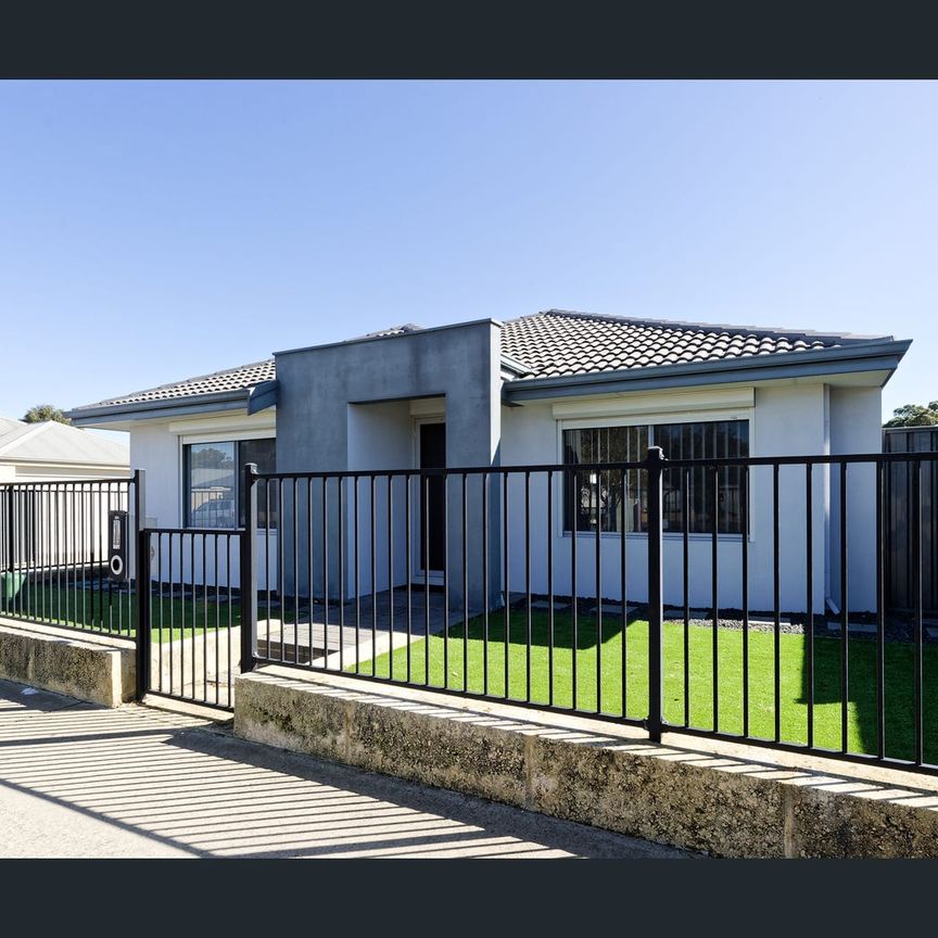 7 Summerville Avenue, Secret Harbour, WA 6173 - Photo 1