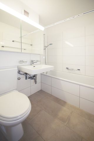 Renovierte 3.5-Zimmerwohnung mit Balkon an ruhiger Lage, mit Blick ins Grüne - Foto 4