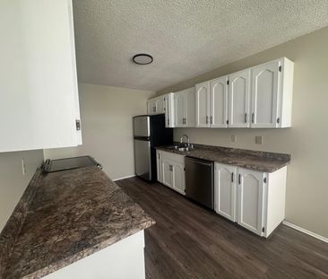Newley Renovated Duplex Close to Bower Mall!! - Photo 2
