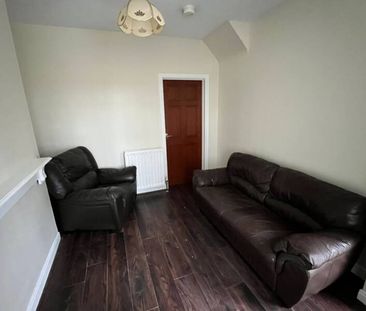 Furnished 2 bedroom Mid-terrace - Photo 4