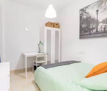 Double bed in Chic rooms for rent in 4-bedroom apartment in El Caba... - Photo 6