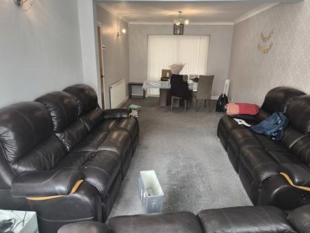 4 bedroom semi-detached house to rent - Photo 3