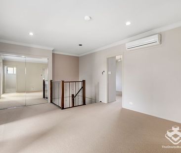 CENTRAL LOCATION - SPACIOUS 4 BEDROOMS TOWNHOUSE - Photo 3
