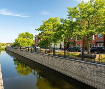 Rm West Water Crescent, Hampton Vale, PE7 - Photo 1