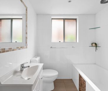 PERFECTLY POSITIONED COASTAL APARTMENT - Photo 5