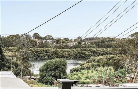 Spacious family home with water views - Photo 4