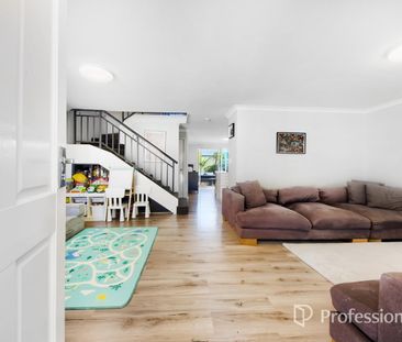 Spacious and Stylish Townhouse in the Heart of Dianella - Photo 2