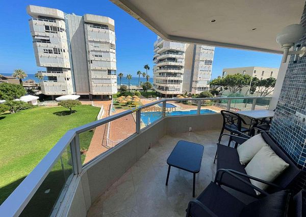 HALF SEASON. FOR RENT FROM 1.9.24-30.6.25 MAGNIFICENT APARTMENT ON THE 1ST LINE OF THE BEACH WITH SEA VIEWS IN LA CARIHUEA (TORREMOLINOS)