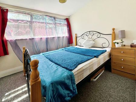 1 bedroom in a house share to rent - Photo 2