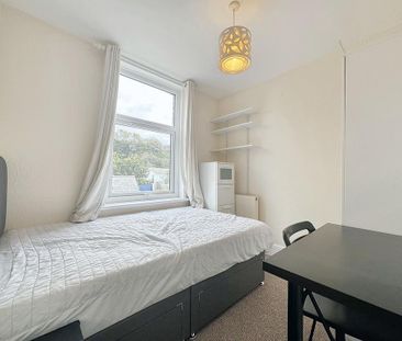 4 bedroom terraced house to rent - Photo 3
