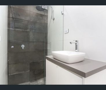 Contemporary terrace in heart of Surry Hills, courtyard, on tramlin... - Photo 3