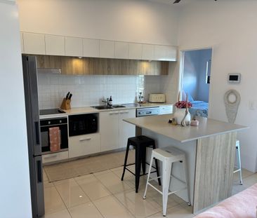 Broadbeach Waters - Photo 5