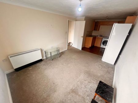 Price Reduced £1,000 pcm - Available Now - Part Furnished - Photo 5