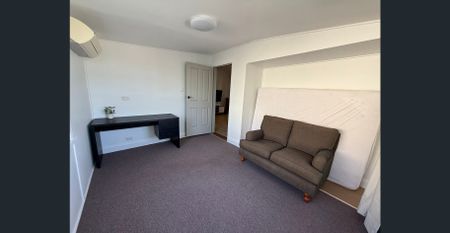 Fully Furnished 4-Bedroom Home - Quiet & Light-filled - Photo 4