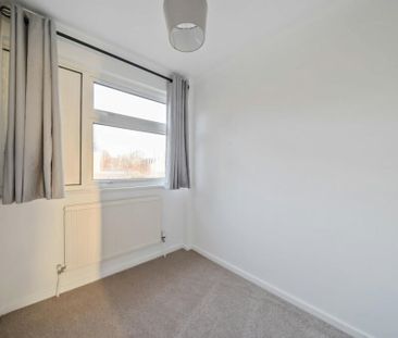 3 Bed Terraced House, Plover Close, SO16 - Photo 3
