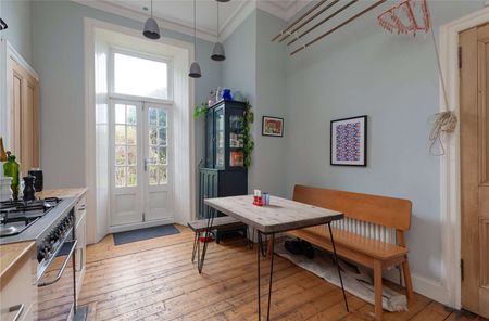 A fantastic opportunity to live in a main door, ground door apartment in the popular Hillside of Edinburgh. - Photo 5